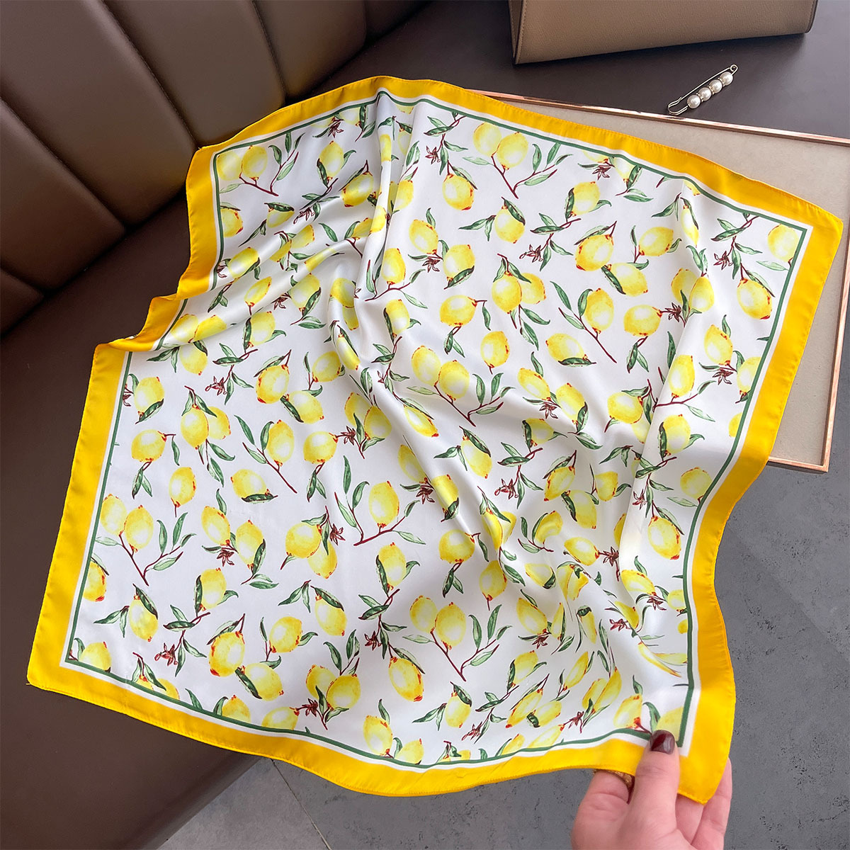 2025 New Yellow Lemon Print Sq – Ascot Neck Scarf Bewertung und Preis