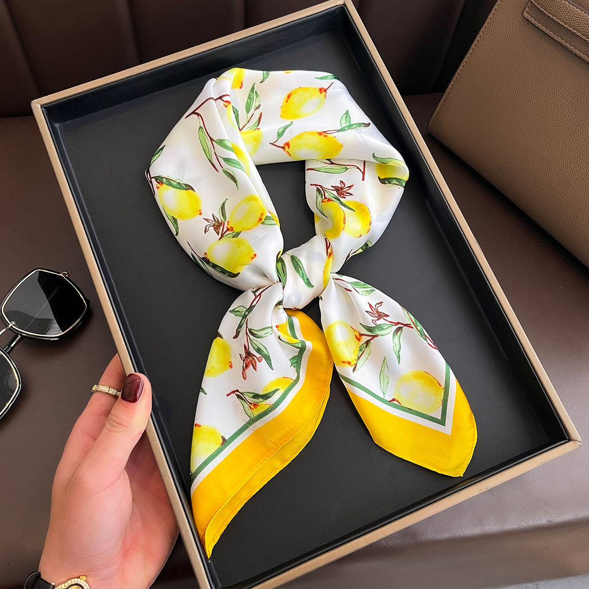 2025 New Yellow Lemon Print Sq – Ascot Neck Scarf Bewertung und Preis