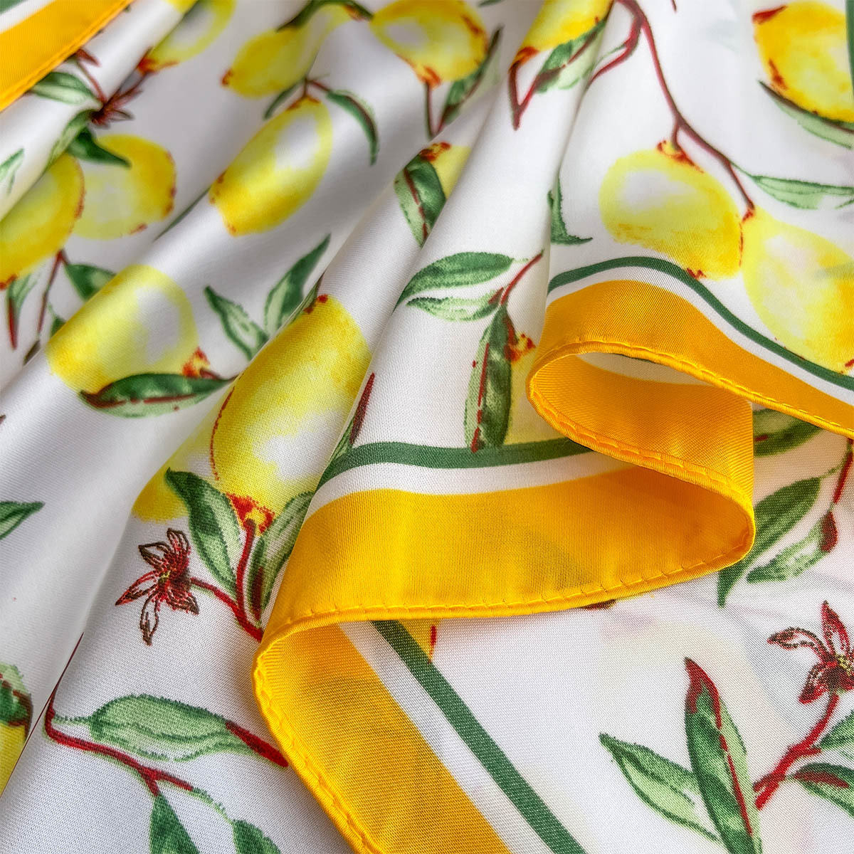 2025 New Yellow Lemon Print Sq – Ascot Neck Scarf Bewertung und Preis